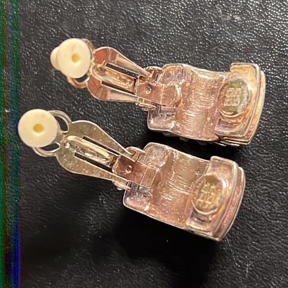 Estate Givenchy Paris New York Gold Tone Ribbed Half Hoop Clío Earrings - Picture 4 of 9